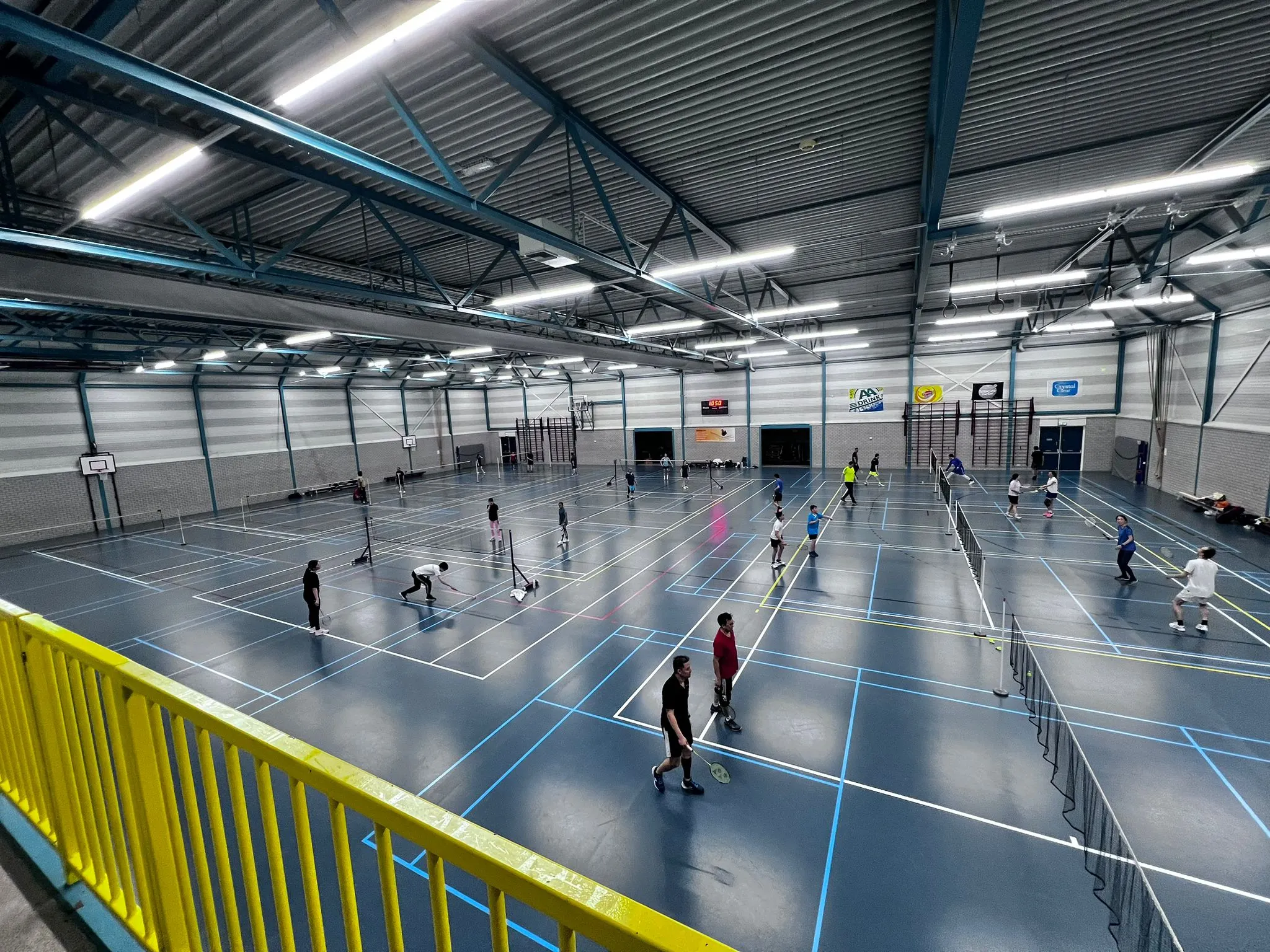 Badmintonspelers in de sporthal van Atalanta